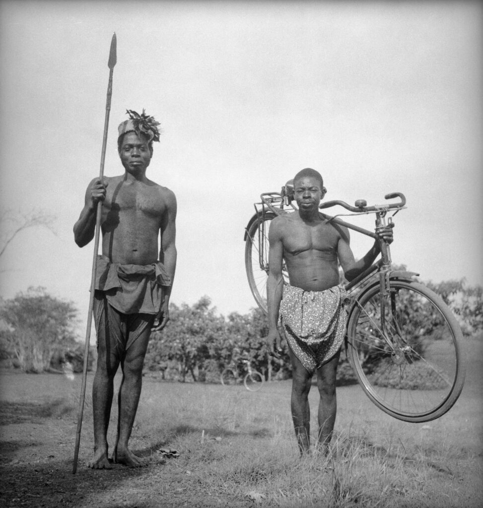 Foto fra Zande-folket i den centrale Afrika, ca. 1941-42. Animister, hvis animisme på flere områder overlapper udbredte forestillinger blandt den jyske almue i slutningen af 1800-tallet