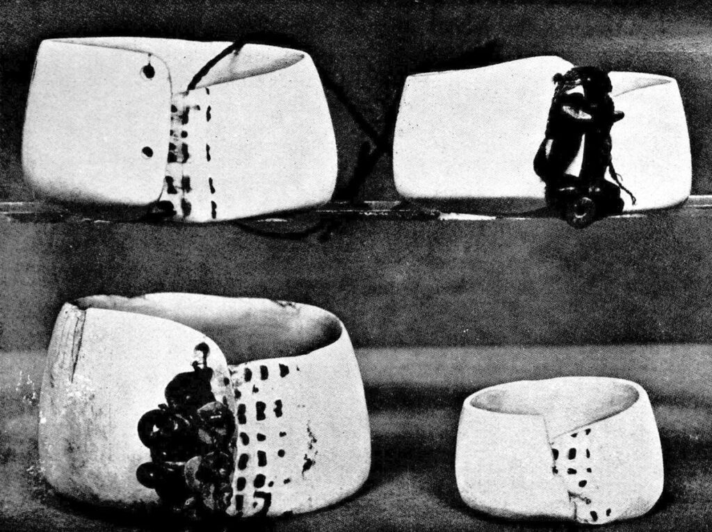Malinowski afdækker bl.a. brugen af halskæder og armbånd på Trobirand-øerne som del en ceremoniel gaveøkonomi, knyttet til politisk autoritet, kaldet Kula-bytte eller Kula-ring (foto før 1918). Fra Malinowskis 'Argonauts of the Western Pacific'