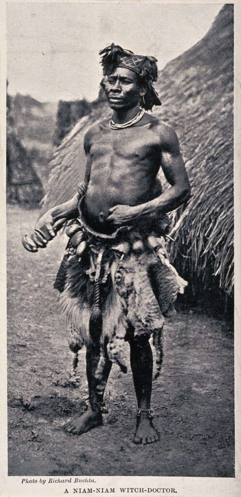 "En Niam-Niam-heksedoktor" lyder teksten til billedet af en zande-shaman. Niam-niam var en tidligere betegnelse, der blev brugt af vesterlændinge om de indfødte, der selv kalder sig azande - flertalsform af zande (foto: Richard Buchta, 1881; Welcome Images)