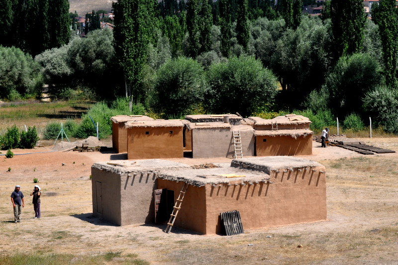 Rekonstruktion af boliger, der blev rejst for ca. 12.000 år siden i Aşıklı Höyük i det moderne Tyrkiet (foto: Sarah Murray / Wikimedia Commons)