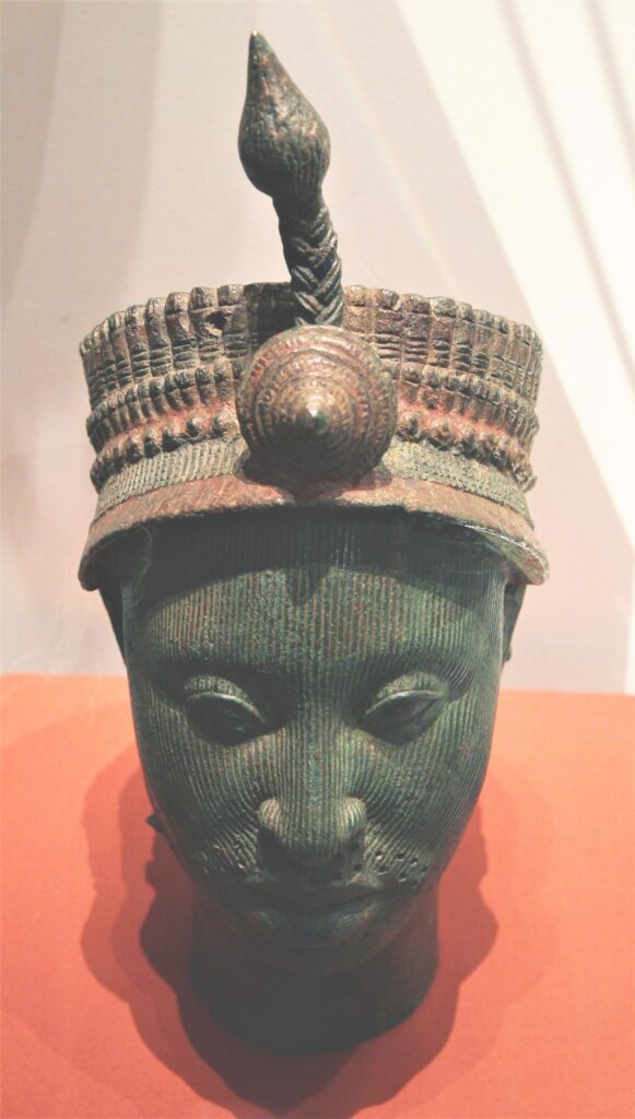 Yoruba-bronzehoved fra 1200-1300-tallet (Wikimedia Commons)