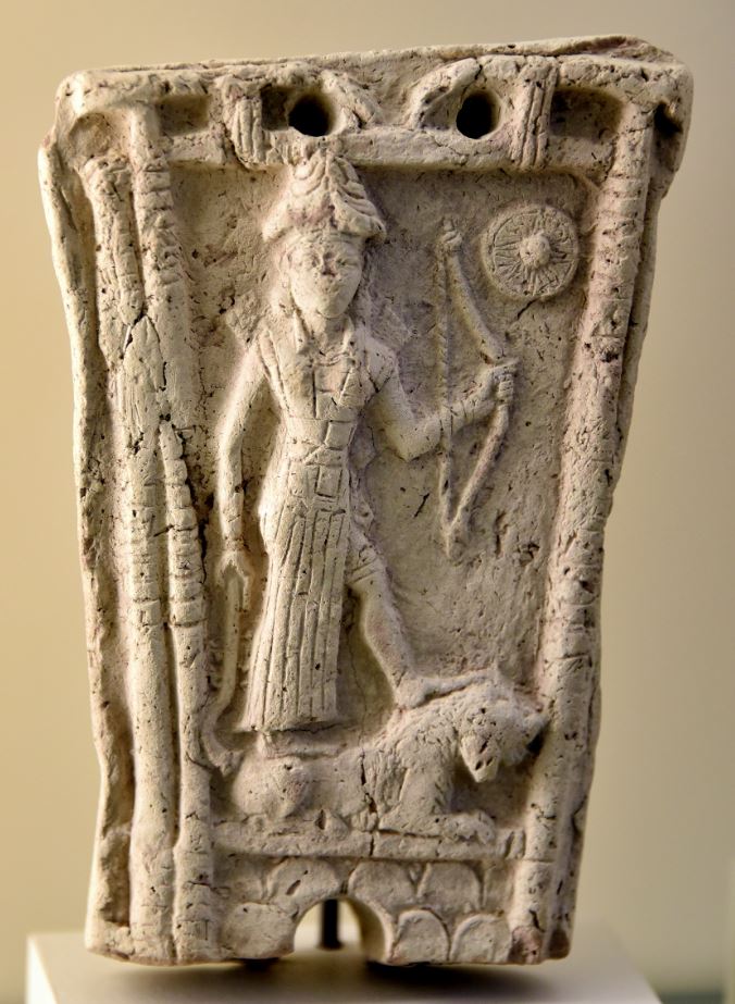Den assyrisk-babyloniske gudinde Ishtar eller den sumeriske pendant Inanna på ryggen af en løve (ca. 19.-17. årh. f.v.t.). Både gudinde for krig, kærlighed og seksualitet (Foto: Osama Shukir Muhammed Amin FRCP)