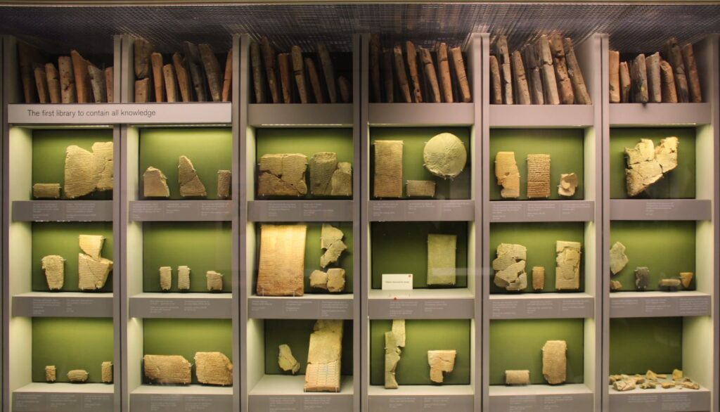 Udstilling af lertavler fra Assurbanipals Bibliotek (British Museum, London)