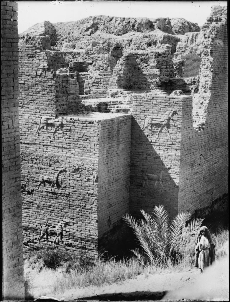 Den såkaldte Ishtar-port ved den mesopotoamiske by Babylon. Foto fra udgravningen i 1932 (Library of Congress)