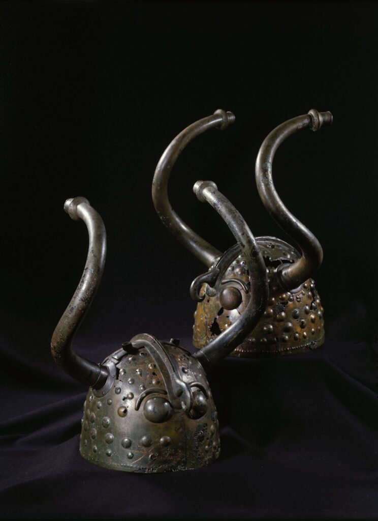 Veksø-hjelmene, fundet i 1942 i Brøns Mose nær Veksø. Stammer fra bronzealderen, ca. 800-1000 f.v.t. Formentlig beregnet til kultisk brug, snarere end krigsførsel. Foto Lennart Larsen, Nationalmuseet (CC BY-SA 3.0)