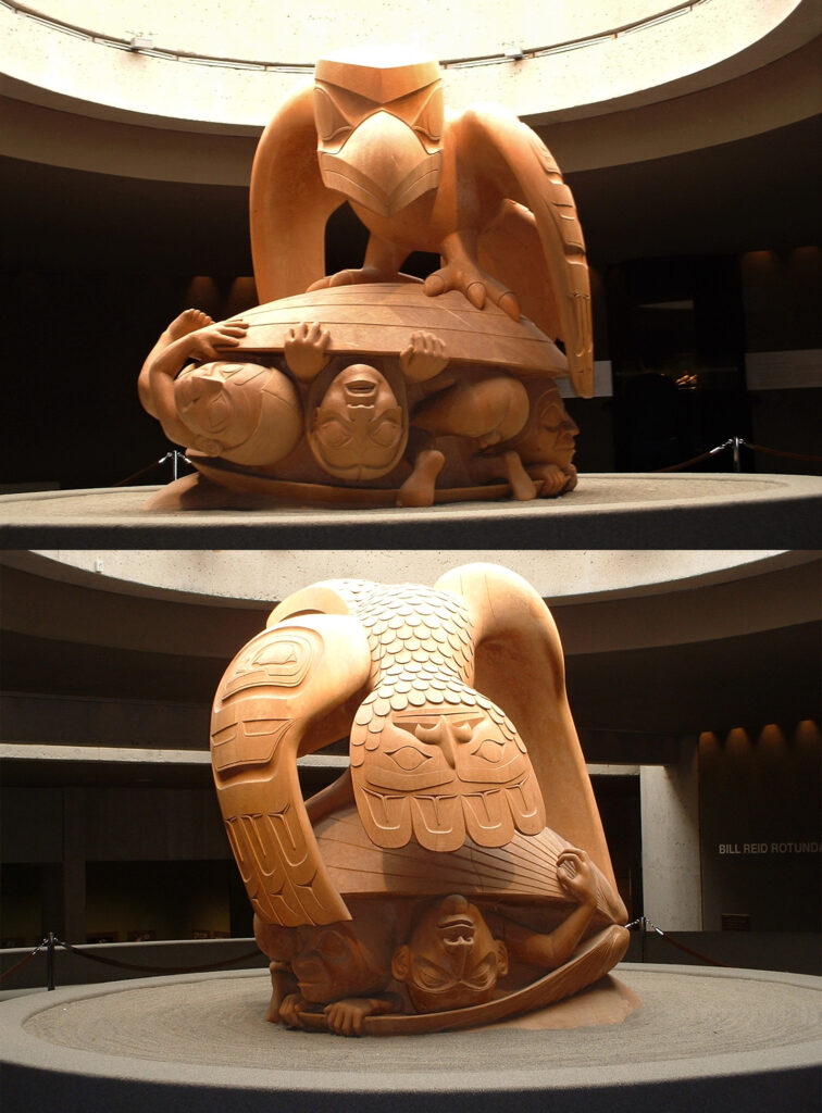 The Raven and the First Men, skulptur af Bill Reid (1978) efter Haida-folkets oprindelsesmyte om tricksteren Ravn (University of British Columbia Museum of Anthropology. Foto: Chris English. CC BY-SA 3.0)