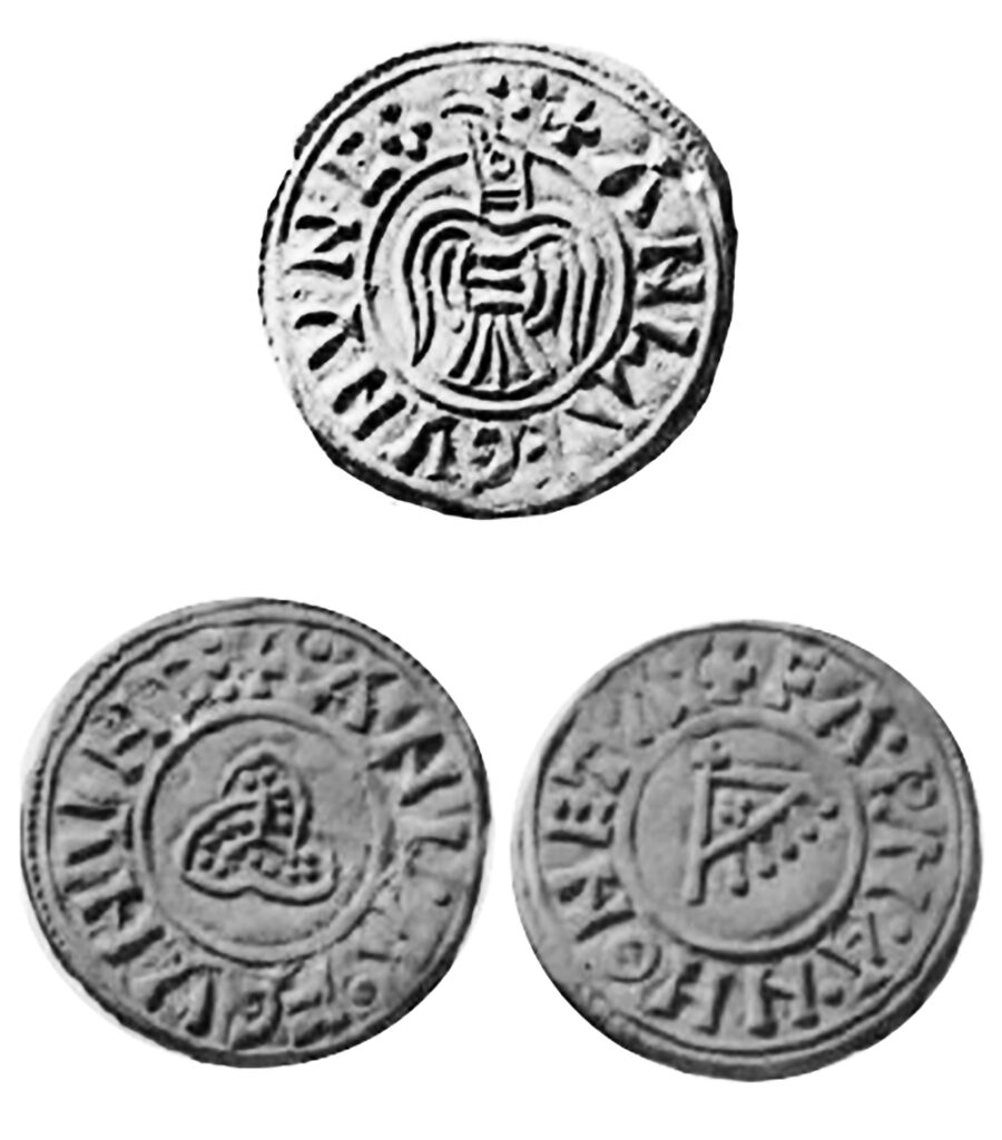Øverst: Ravn afbildet på en mønt, slået i 940'erne af kongen af Northrumbia og Dublin, Amlaíb Cuarán (Olafr Sigtryggsson). Nederst: To sider af en anden samtidig mønt fra York, hvoraf den til højre minder om beskrivelser af ravnebanneret