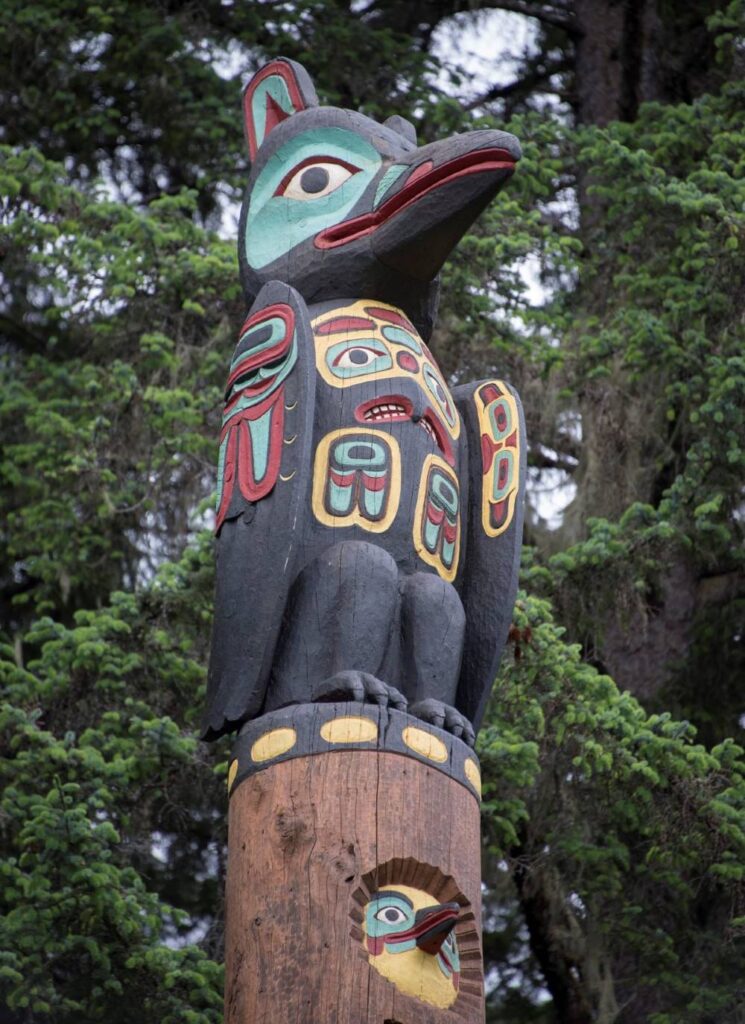 Ravnetotem for det nordamerikanske tlingit-folk (Auk Village Totem fra Juneau, Alaska). Måske peger også ravnens rolle i nordisk folklores og vikingetidens beretninger om en ravnefane på ravnen som et tidligere nordisk totemdyr i stil med dens funktion i andre kulturer fra den nordiske halvkugle. Foto: Gillfoto (CC BY-SA 4.0)