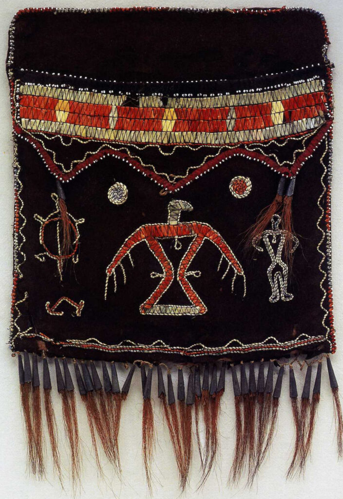 Ojibwa-skuldertakse, hvis centrale motiv er en tordenfugl, ca. 1920 (Metropolitan Museum of Art)