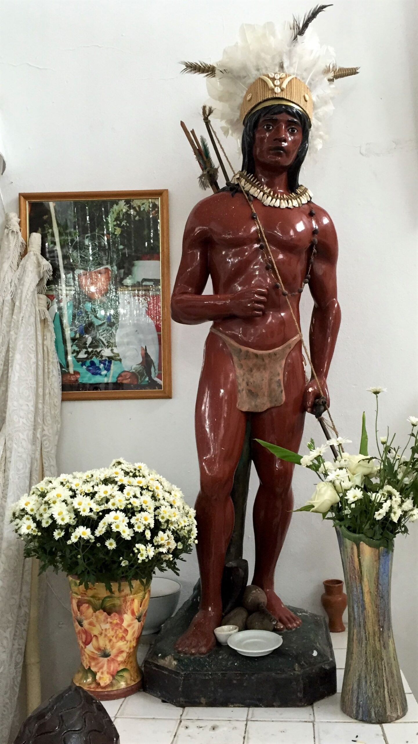 Candomblé-alter med indianer-ånd (caboclo) Kilde: Thiagodutramorais/WikiCommons (CC BY 4.0)