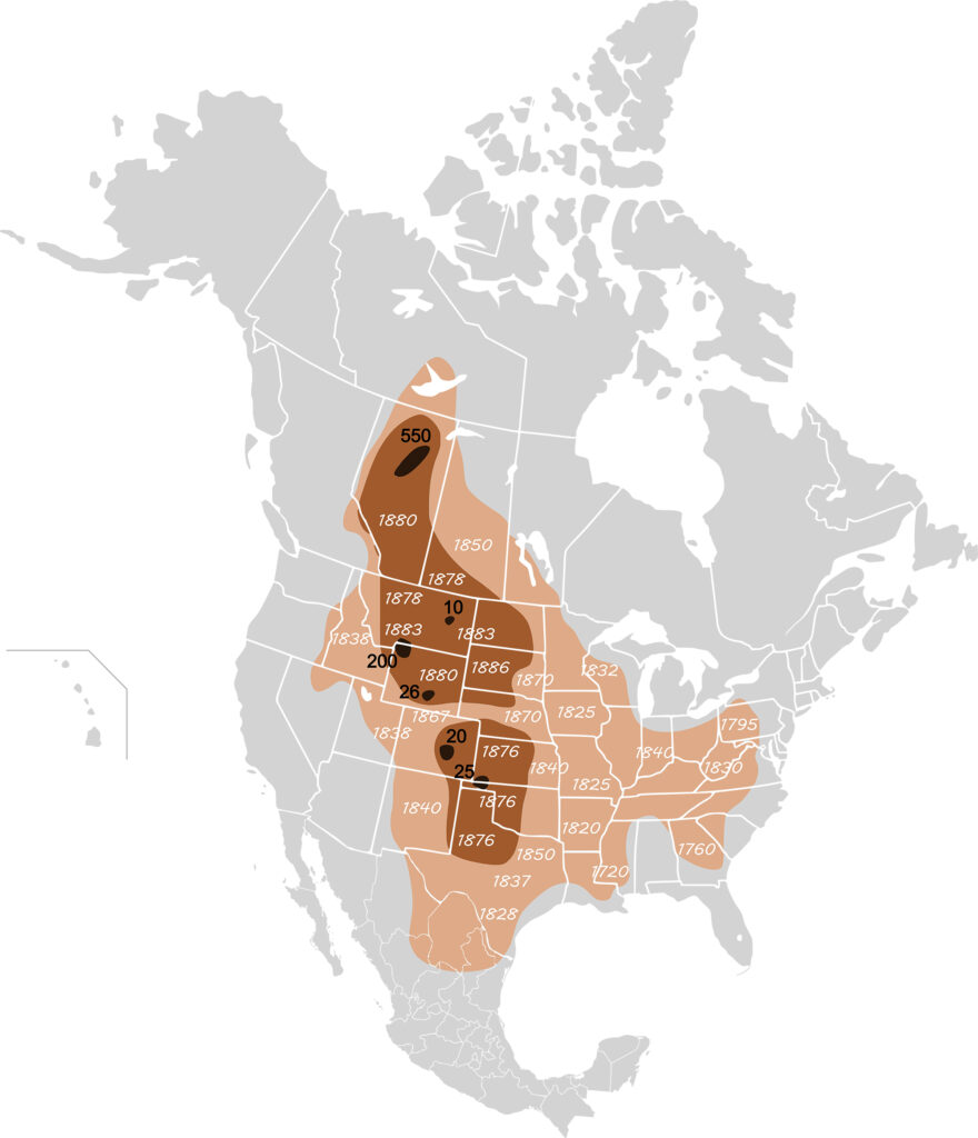 Årstallene angiver, hvornår amerikansk bison er uddød lokalt og regionalt - de sorte punkter viser, hvor få der er tilbage i 1889, de mørkebrune arealer er udbredelsen i 1870 og de lysebrune den oprindelige udbredelse (Wikipedia-kort baseret på William Temple Hornadays research i slutningen af 1800-tallet)