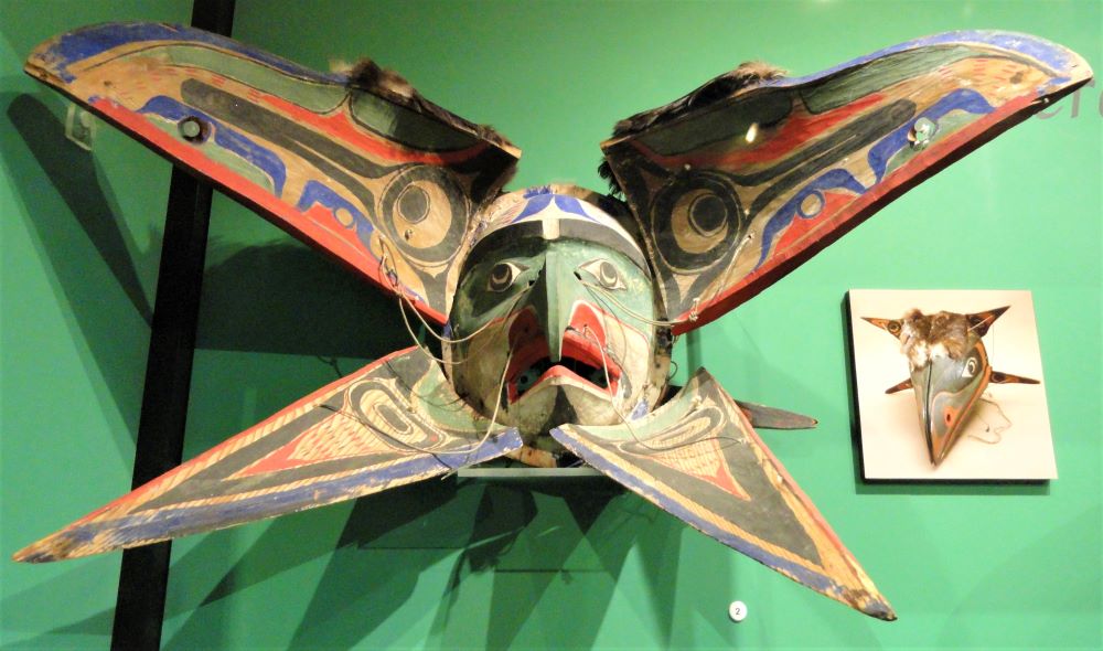 Transformativ trickster-ravn-maske. Det lille foto til højre viser, hvordan masken ser ud, når den er 'lukket' som Ravn, det store billede viser, at der skjuler sig et menneskeansigt inde i (dobbelt-)masken (Native American collection; Peabody Museum, Harvard University)