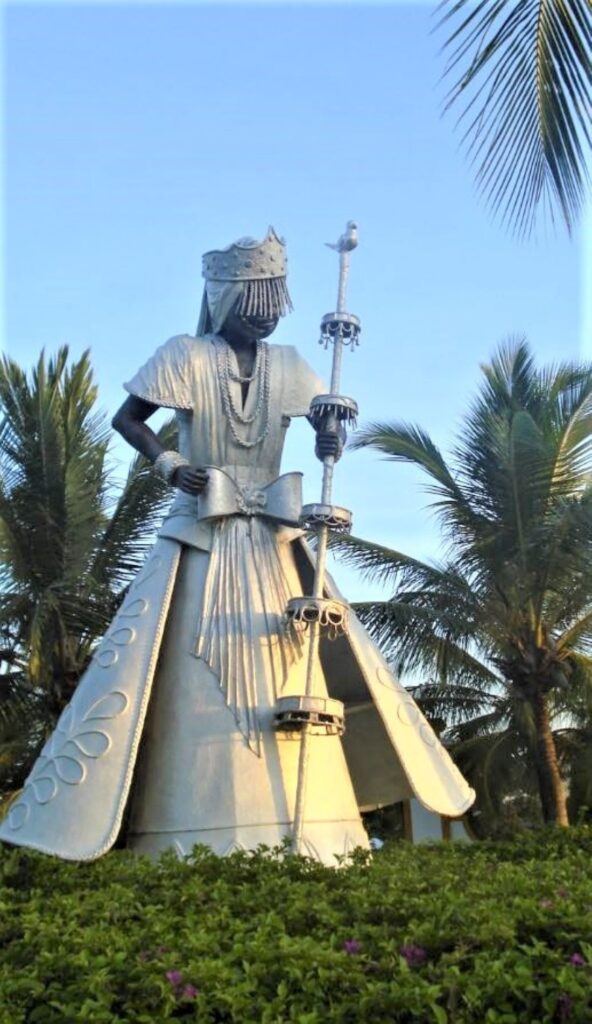Himmelfaderen Obatala (Oxala) knyttes til Jesus i synkretisme mellem katolicisme og candomblé. Statue fra Bahia, Brasilien, foto: Isha (CC BY 3.0)